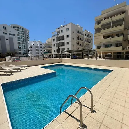 Chloris 3- Bedroom W/pool In 라르나카