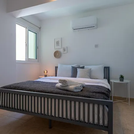 Chloris 3- Bedroom W/pool In 라르나카