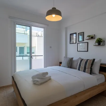 Chloris 3- Bedroom W/pool In 라르나카