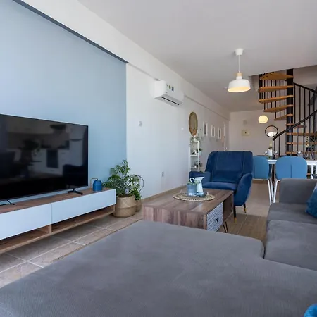 Chloris 3- Bedroom W/pool In 라르나카