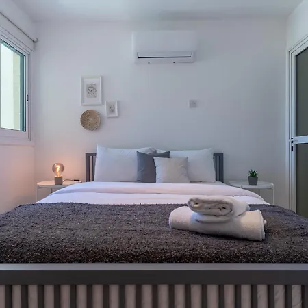 Chloris 3- Bedroom W/pool In Lárnaka