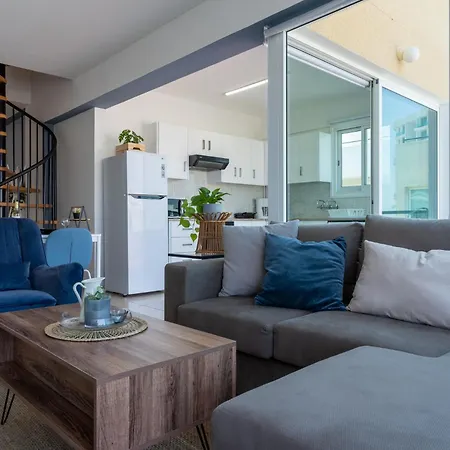 Chloris 3- Bedroom W/pool In 라르나카