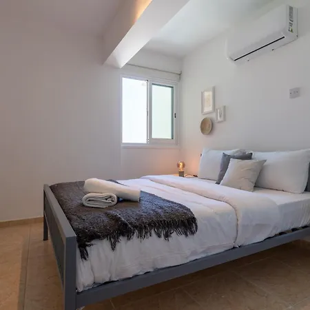 아파트 Chloris 3- Bedroom W/pool In 라르나카