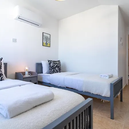 Chloris 3- Bedroom W/pool In 라르나카