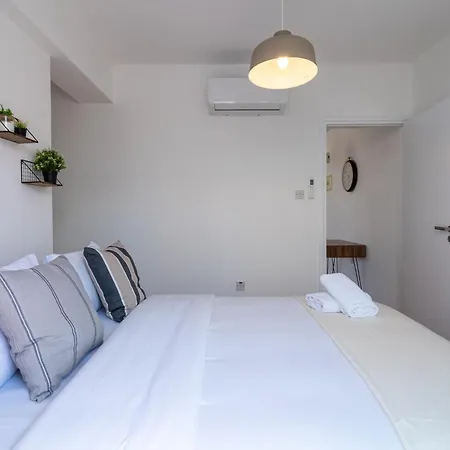 Apartment Chloris 3- Bedroom W/pool In Larnaca