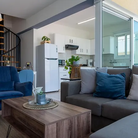 Chloris 3- Bedroom W/pool In Larnaca