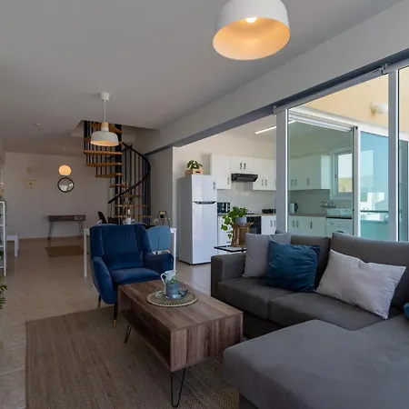 Apartment Chloris 3- Bedroom W/pool In Larnaca