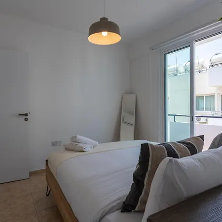 Apartamento Chloris 3- Bedroom W/pool In Lárnaca