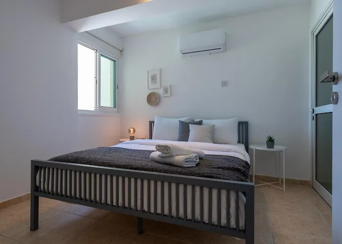 Chloris 3- Bedroom W/pool In Larnaca