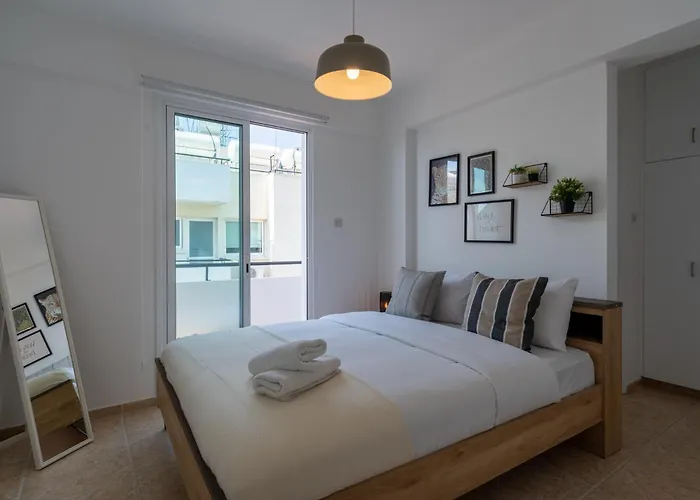 Chloris 3- Bedroom W/pool In Larnaca