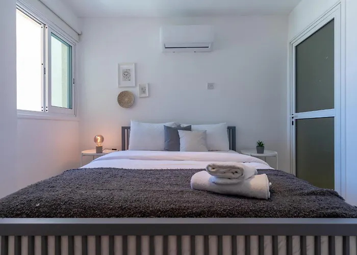 Chloris 3- Bedroom W/pool In Larnaca