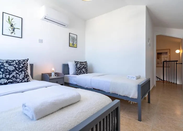 Chloris 3- Bedroom W/pool In Larnaca